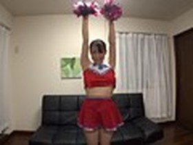 「年甲斐もなくゴメンなさい…」既婚熟女にパツパツのチアガール衣装着せてみた! サンプル動画サムネイル